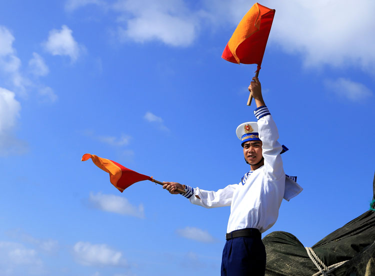 Lính đảo hiên ngang bám đảo, hướng dẫn tàu thuyền đánh bắt cá của ngư dân trên vùng biển Trường Sa