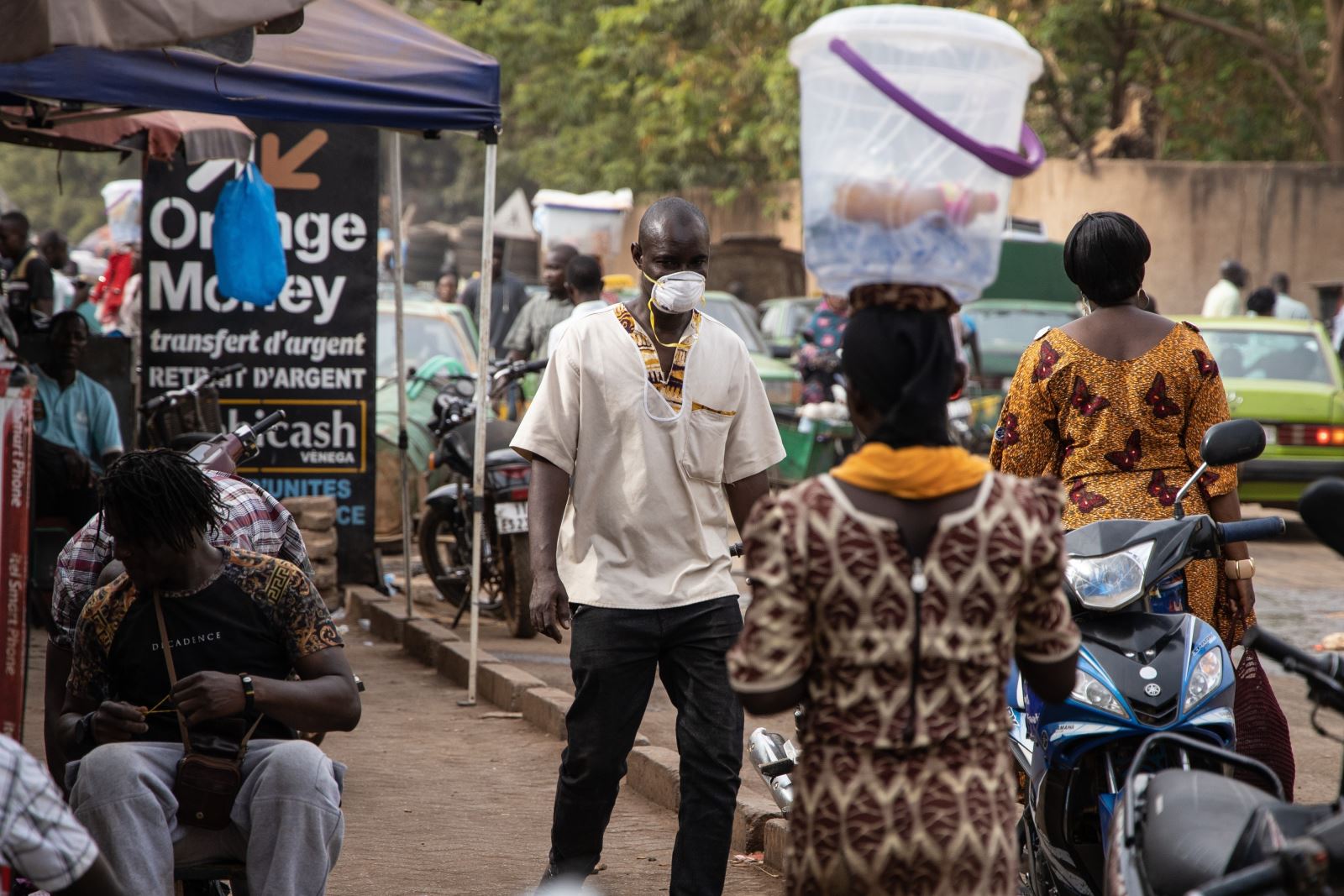 Người dân đeo khẩu trang phòng lây nhiễm COVID-19 tại Ouagadougou, Burkina Faso, ngày 16/3/2020