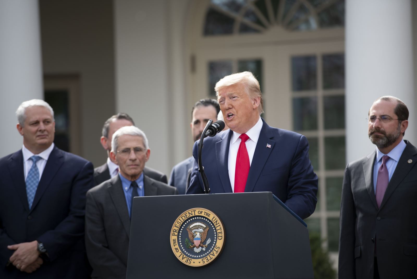 Tổng thống Mỹ Donald Trump (phía trước) trong cuộc họp báo tại Nhà Trắng ngày 13/3/2020.