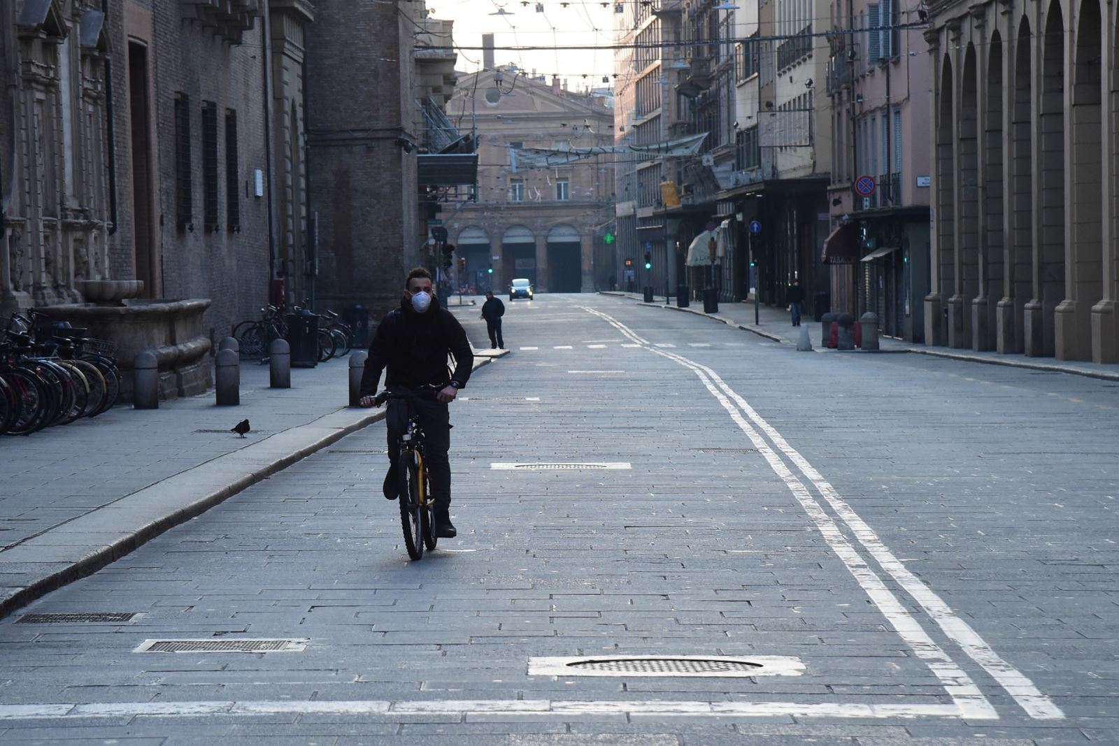 Người dân đeo khẩu trang để phòng tránh lây nhiễm COVID-19 tại Bologna, Italy, ngày 21/3/2020.