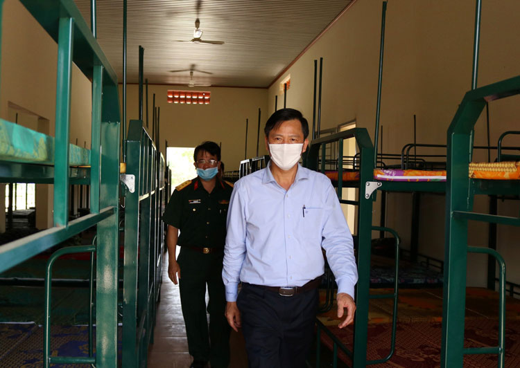 Chủ tịch UBND TP Bảo Lộc Đoàn Kim Đình kiểm tra tại khu huấn luyện tập trung Ban Chỉ huy Quân sự TP Bảo Lộc
