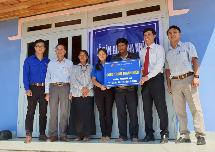Trao nhà nhân ái cho hộ nghèo người dân tộc thiểu số