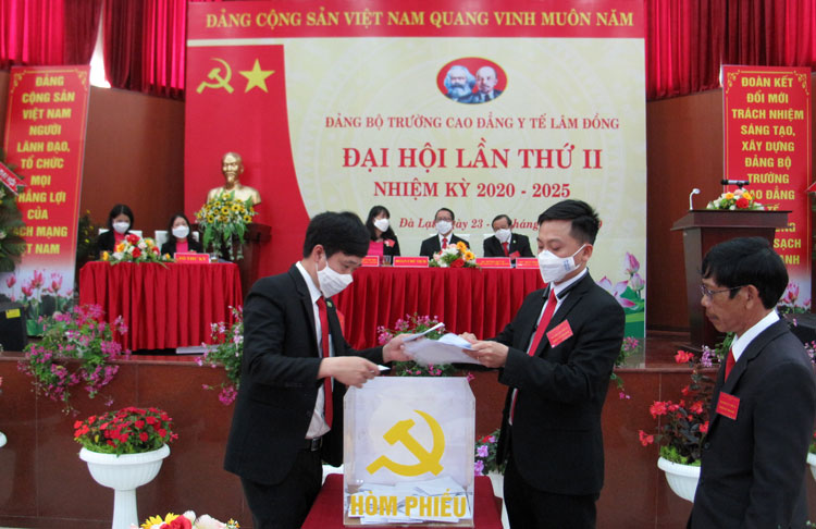 Ban bầu cử làm công tác kiểm phiếu trực tiếp tại Đại hội