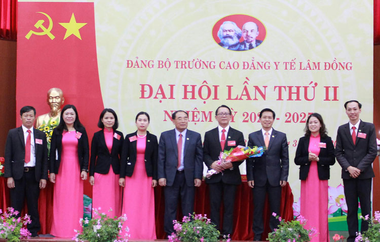 Đồng chí Vũ Kim Sinh - Bí thư Đảng ủy Khối Các cơ quan tỉnh tặng hoa chúc mừng Ban Chấp hành Đảng bộ Trường CĐYT Lâm Đồng nhiệm kỳ mới (gồm 6 ủy viên và 1 ủy viên Ban kiểm tra)