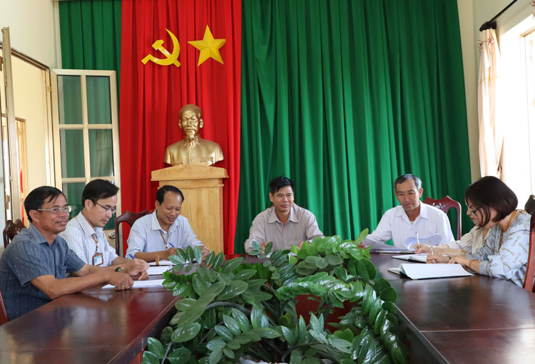 Lãnh đạo chủ chốt của xã Đạ R’sal luôn phấn đấu trở thành tấm gương đi đầu trong các phong trào thi đua