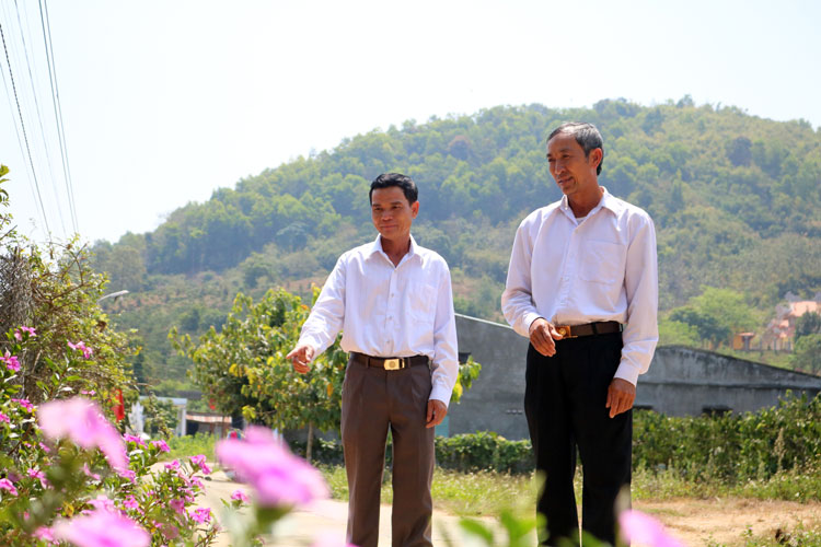 Ông trưởng thôn ở khu dân cư kiểu mẫu