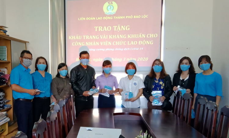 Liên đoàn Lao động TP Bảo Lộc cấp phát hơn 1.600 khẩu trang kháng khuẩn phòng, chống dịch bệnh Covid-19