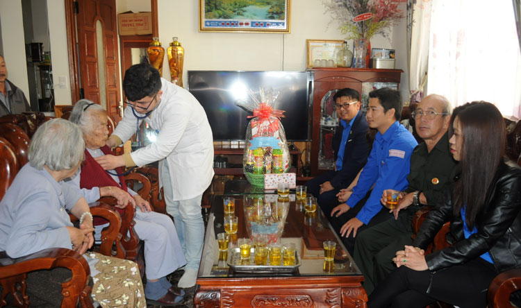 Khám bệnh, phát thuốc cho các Mẹ Việt Nam Anh hùng và cựu thanh niên xung phong