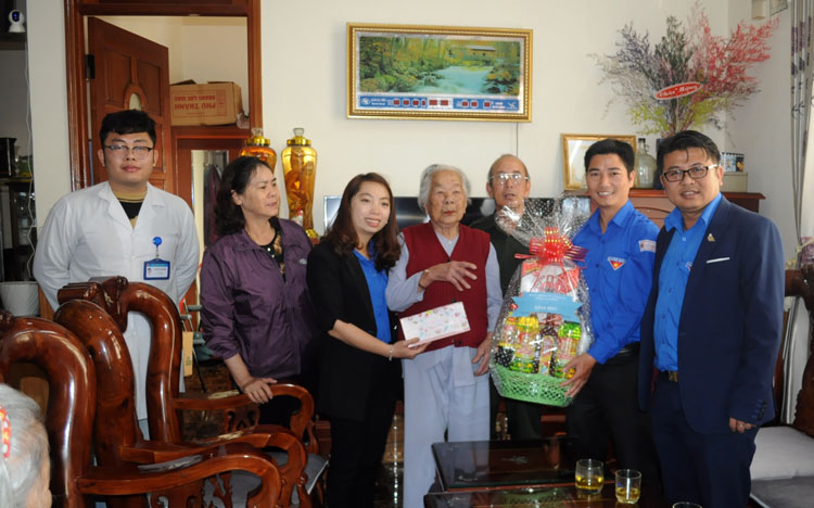 Tặng quà cho Mẹ Liệt sĩ Nguyễn Thiết