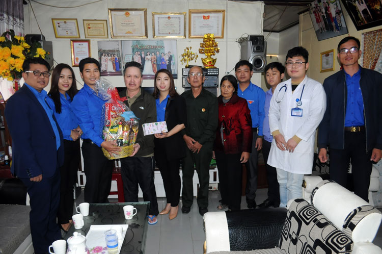 Tặng quà cho cựu TNXP Nguyễn Tấn Cường