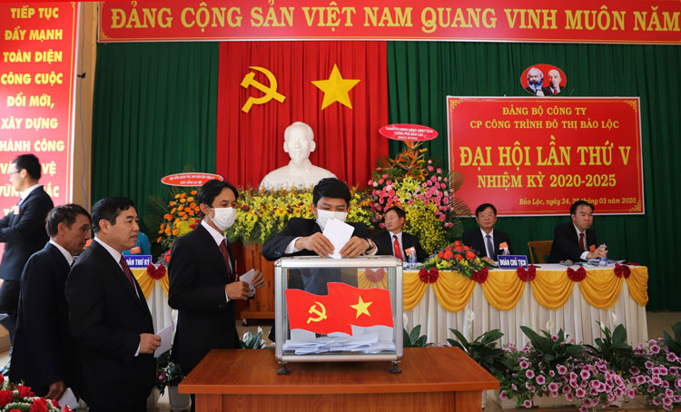 Các Đại biểu tiến hành bỏ phiếu bầu trực tiếp Bí thư Đảng ủy Công ty nhiệm kỳ 2020 – 2025
