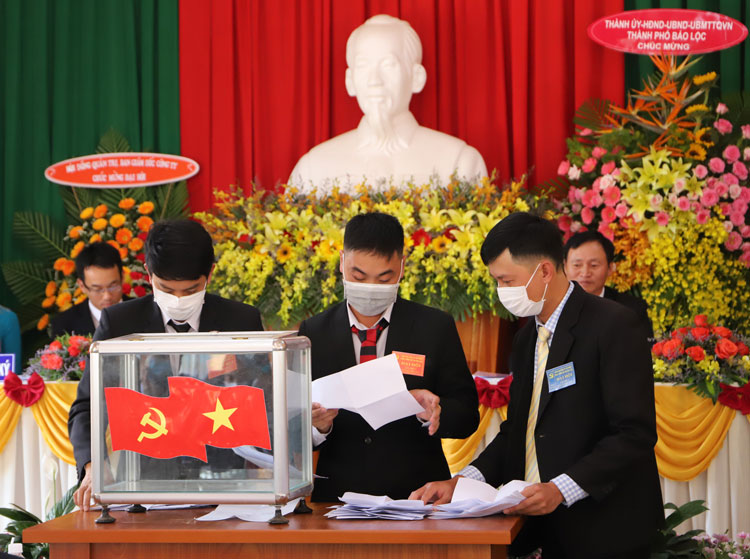 Ban bầu cử làm công tác kiểm phiếu trực tiếp tại Đại hội