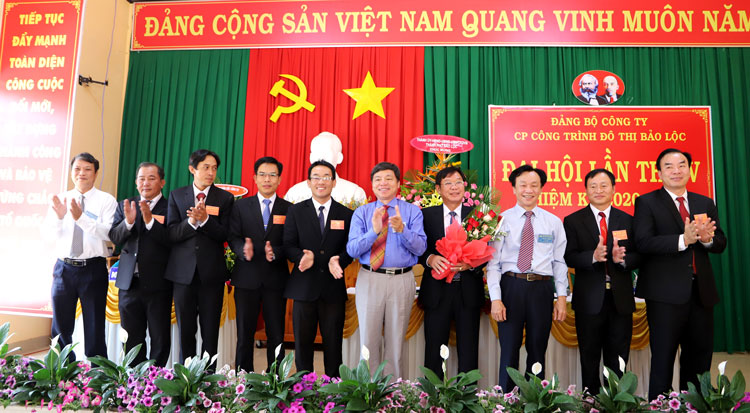 Bí thư Thành ủy Bảo Lộc Nguyễn Văn Triệu tặng hoa chúc mừng Ban Chấp hành Đảng bộ Công ty CP Công trình Đô thị Bảo Lộc khóa mới