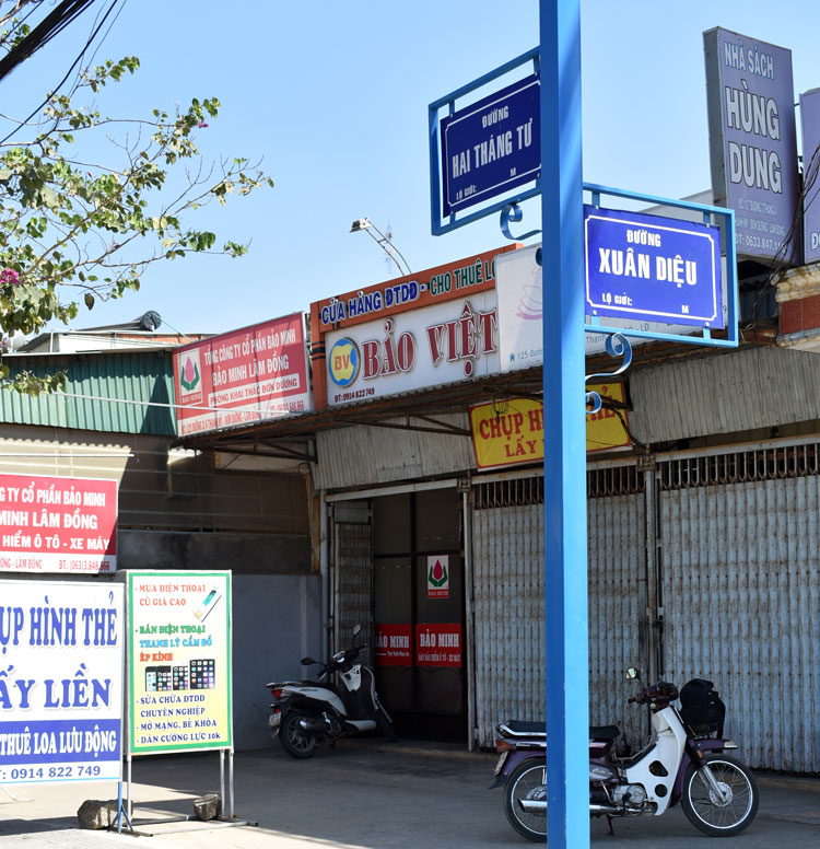 Hai mặt tấm biển báo chỉ đường