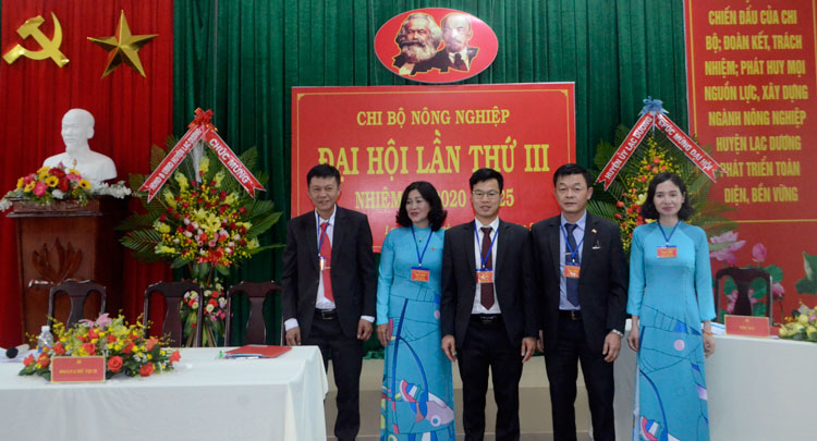 Chi ủy Chi bộ Nông nghiệp khóa III, nhiệm kỳ 2020 – 2025 và đại biểu dự đại hội cấp trên ra mắt đại hội