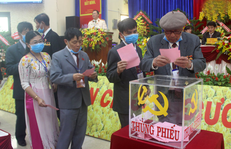 Các đại biểu tiến hành bỏ phiếu bầu Ban Chấp hành Đảng bộ Phường 2 khóa X, nhiệm kỳ 2020 – 2025