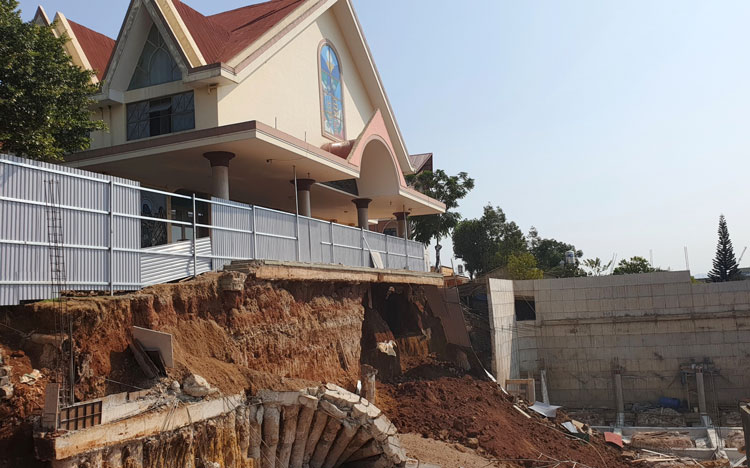Nhiều công trình kiến trúc của Nhà thờ Thanh Xá nguy cơ đổ sập
