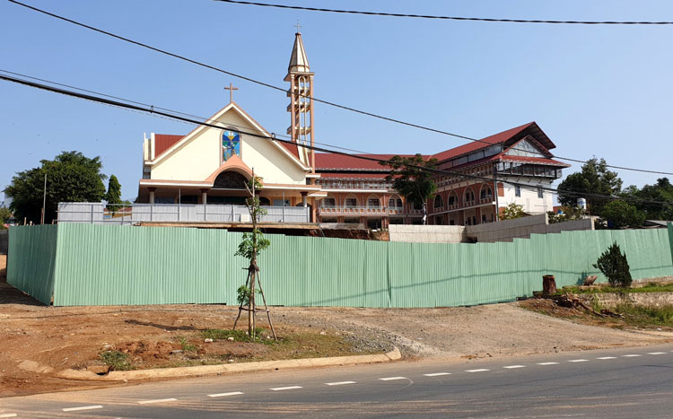Để đảm bảo an toàn cho người dân chính quyền địa phương đã phối hợp với Hội đồng Giáo xứ Thanh Xá che chắn khu vực sạt lở