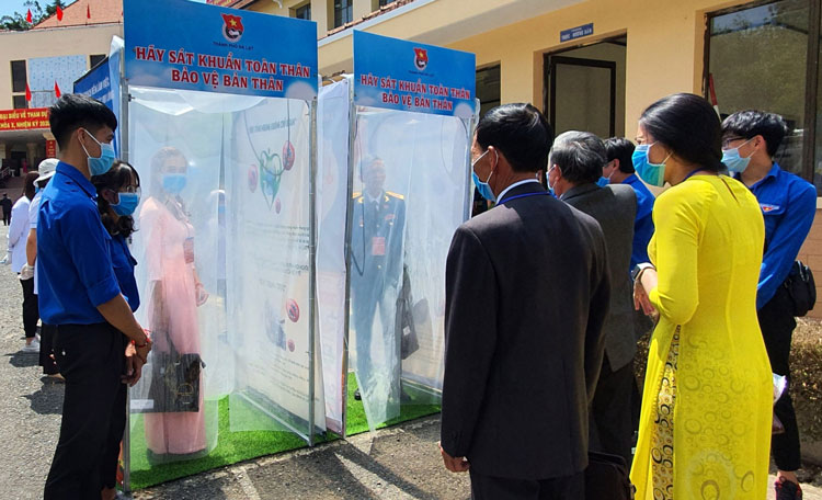 Thành Đoàn Đà Lạt đưa vào sử dụng 2 buồng khử khuẩn di động phòng, chống dịch Covid-19