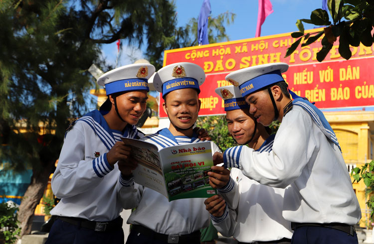 Lính đảo Trường Sa ở đảo Sinh Tồn Đông luôn căng tràn sức sống như tên gọi của hòn đảo nhỏ