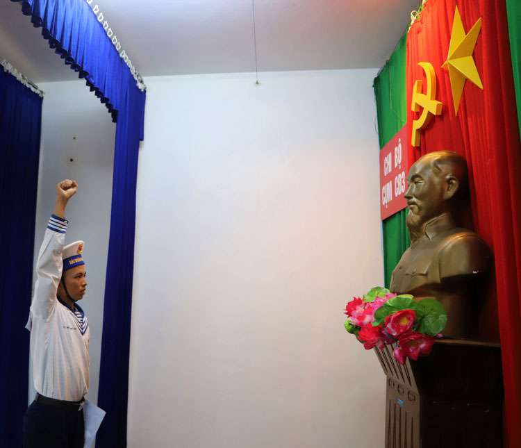 Lời thề tận trung với Tổ quốc và Nhân dân của người lính đảo tại lễ kết nạp đảng viên mới