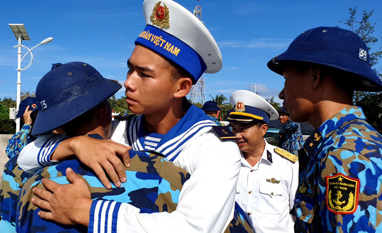 Giờ phút chia tay xúc động, quyến luyến nhưng rất đỗi tự hào của những người lính Trường Sa với đồng chí, đồng đội