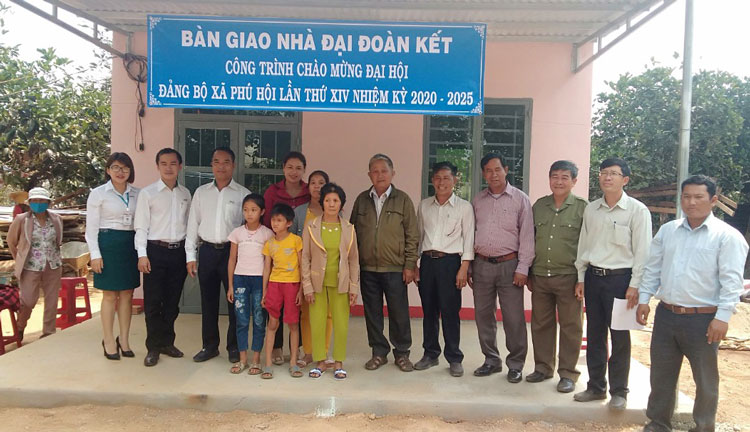 Bàn giao nhà đại đoàn kết cho hộ cận nghèo