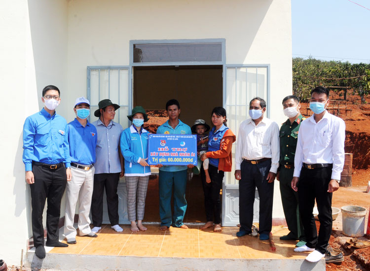 Bàn giao nhà nhân ái cho gia đình anh K’Nẩm ở thôn Hà Giang, xã Gia Bắc