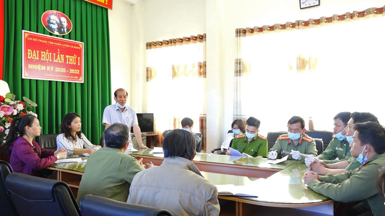 Lãnh đạo Công an tỉnh và Sở Y tế họp bàn công tác cách ly
