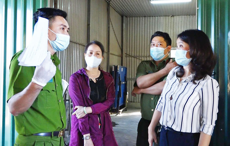 Lãnh đạo Công an tỉnh và Sở Y tế kiểm tra cơ sở vật chất và các điều kiện tại khu cách ly