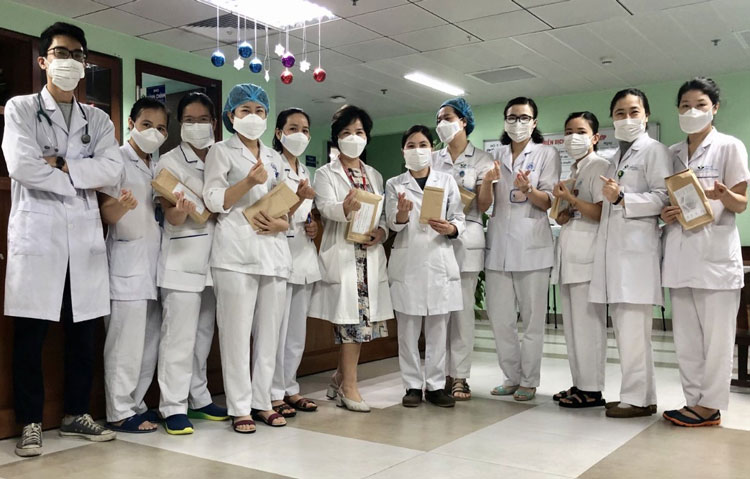 Trường Cao đẳng Y tế Lâm Đồng sản xuất và trao tặng hơn 20.000 khẩu trang y tế chuyên dụng