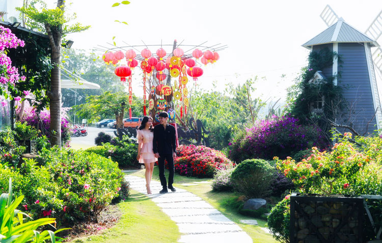 Từ 00 giờ ngày 28/3/2020, UBND tỉnh yêu cầu tạm đình chỉ hoạt động những cơ sở kinh doanh các dịch vụ trên địa bản gồm: Vũ trường, quán bar, karaoke, massage, trò chơi điện tử, rạp chiếu phim, ca nhạc phòng trà; khu điểm du lịch, di tích lịch sử văn hóa, danh lam thắng cảnh; sân bóng đá mini, hồ bơi, phòng tập gym, phòng tập yoga, câu lạc bộ bi-da; chợ đêm; cơ sở thẩm mỹ, làm đẹp; nhà hàng, quán ăn, uống (trên 20 người tại một thời điểm phục vụ).