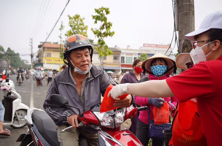 Nhiều điểm phát khẩu trang, nước sát khuẩn miễn phí cho người dân