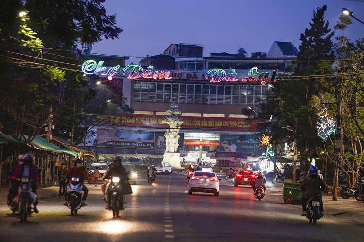 Ban Quản lý chợ Đà Lạt cho hay sẽ làm hàng rào, tạm ngưng cho du khách, người dân tới chợ đêm Đà Lạt từ ngày 28/3