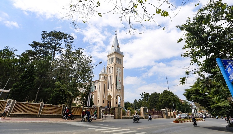 Người dân đã chấp hành ở nhà, hạn chế ra ngoài nhiều hơn nên đường phố Đà Lạt ngày hôm nay rất thông thoáng