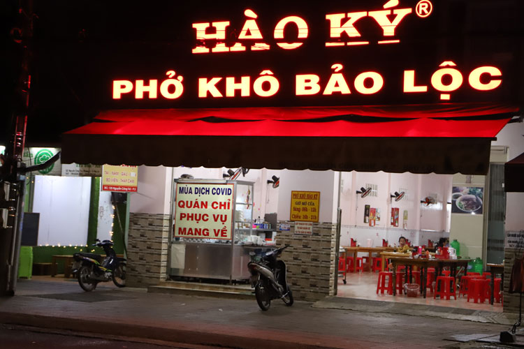 Dù mở tới khuya, nhưng quán ăn này chỉ bán mang về