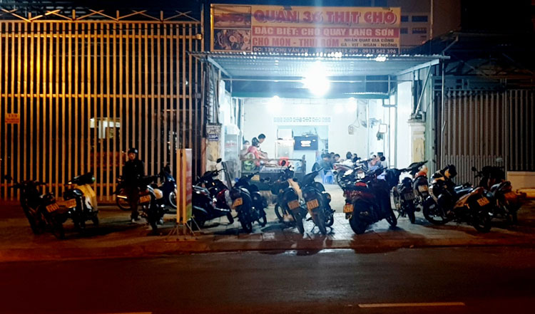 Một số quán nhậu trên đường Chu Văn An và đường Đinh Tiên Hoàng vẫn mở bán và tiếp đón nhiều khách ăn nhậu