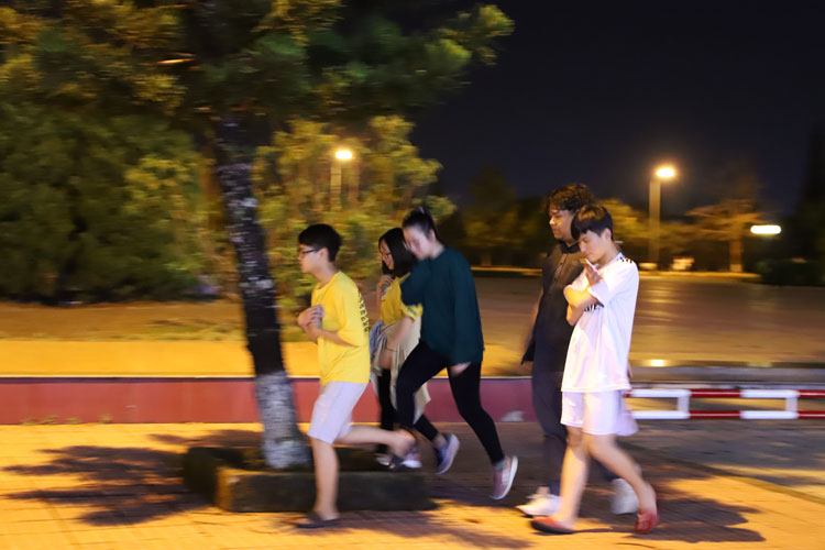 Trong khi đó vẫn có không ít người dân ra đường nhưng không đeo khẩu trang