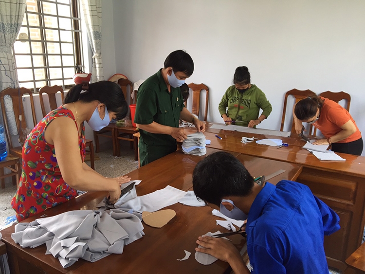 Thanh niên, cựu chiến binh cùng may khẩu trang chống dịch Covid-19