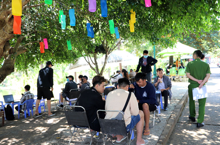 Mặc dù lực lượng công an đã tuyên truyền, nhắc nhở nhưng nhiều bạn trẻ vẫn cố tình không dời đi và không đeo khẩu trang