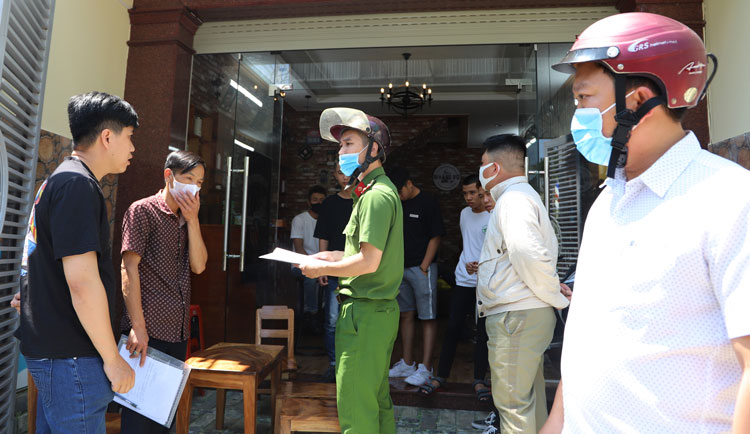 Cơ quan chức năng tuyên truyền, nhắc nhở một tiệm Spa còn hoạt động trên địa bàn TP Bảo Lộc