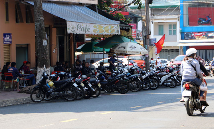 Đã ký cam kết từ chiều 28/3, nhưng vào sáng 29, quán cà phê 36 (Phường 1) vẫn thu hút lượng khách đông như bình thường