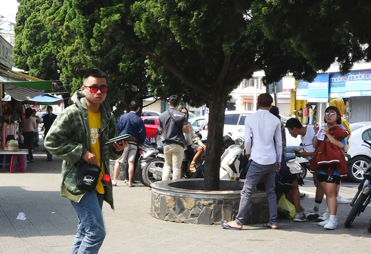 Công an vào tận ngõ, gõ tận quán kiểm tra, nhắc nhở người dân tuân thủ qui định về phòng chống dịch Covid-19