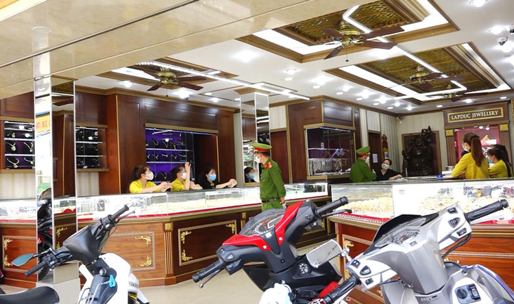 Lực lượng công an nhắc nhở chủ cơ sở kinh doanh tuân thủ quy định phòng chống dịch