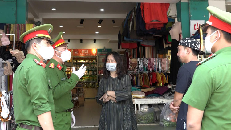 Tiểu thương khu vực chợ vẫn hoạt động buôn bán bình thường nhưng đều tuân thủ quy định đeo khẩu trang nơi công cộng