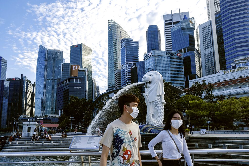 Người Singapore đeo khẩu trang phòng dịch COVID-19