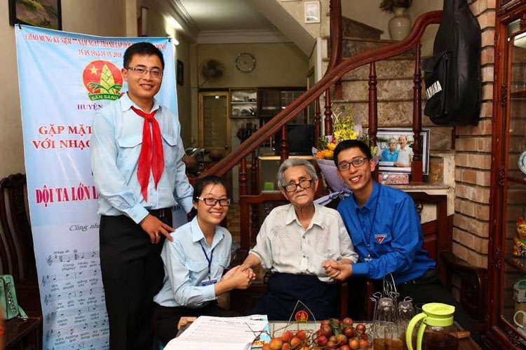 Thế hệ trẻ Di Linh bên “Người anh cả” Tổng phụ trách Đội đầu tiên của Việt Nam Phong Nhã tại nhà riêng của ông