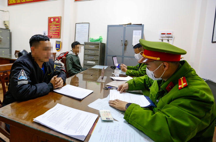 Các trường hợp người dân không đeo khẩu trang được đưa về trụ sở Công an Phường 1 gần đó lập biên bản với mức xử phạt 200.000 đồng/trường hợp