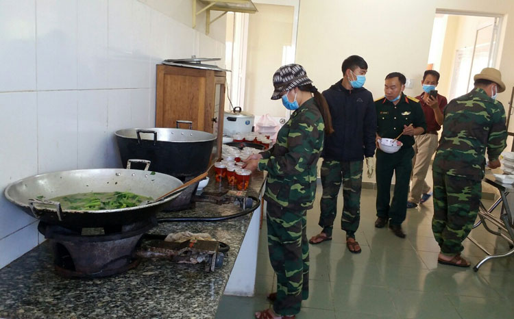 Chăm lo bữa ăn cho người được cách ly tập trung