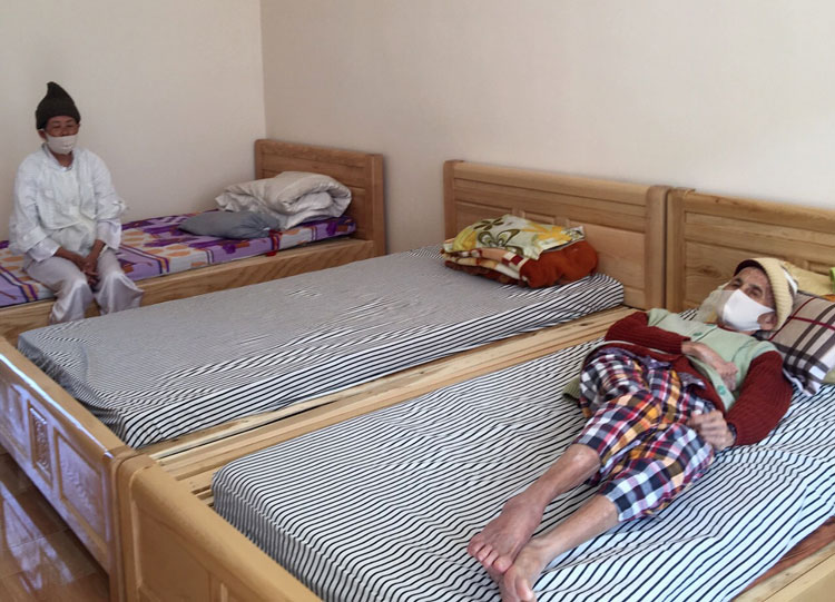 Cách ly, hạn chế thăm gặp người cao tuổi